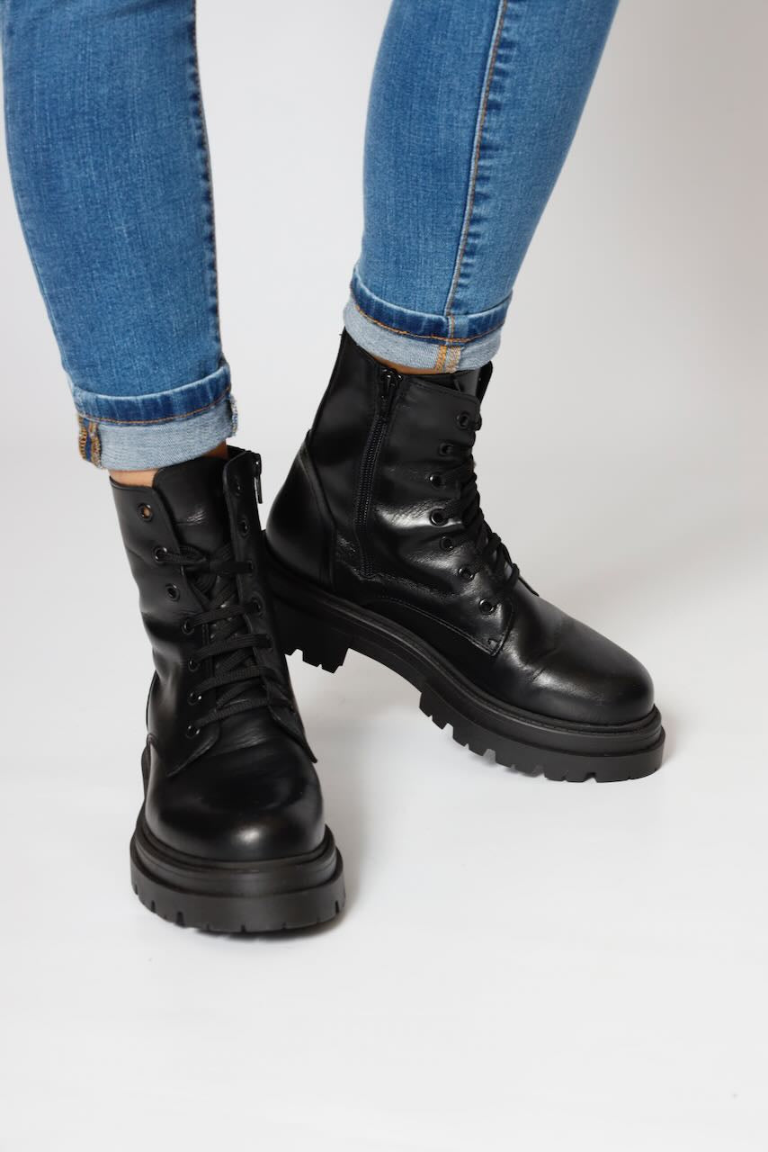 XS02-BLACK BOOT